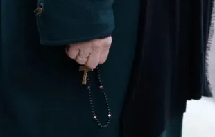 Manifestante pró-vida rezando o terço hoje (4) em protesto da associação pró-vida La Marche pour la Vie (Marcha pela Vida, em francês) em Versalhes, na França.