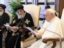 Papa Francisco em audiência com o líder da Igreja Ortodoxa Copta, o papa Tawadros II, e outros representantes ortodoxos coptas,  no Vaticano em 11 de maio de 2023.