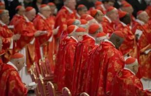 O colégio de cardeais participa de missa em 12 de março de 2013, antes de entrar na Capela Sistina, no Vaticano, para o conclave papal.