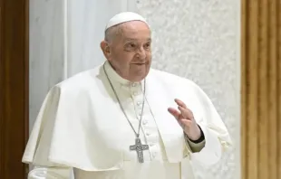 Papa Francisco saúda peregrinos em audiência geral na Sala  Paulo VI, no Vaticano, em 24 de janeiro de 2024.