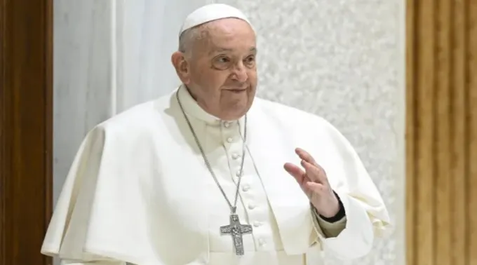 Papa Francisco saúda peregrinos em audiência geral ?? 