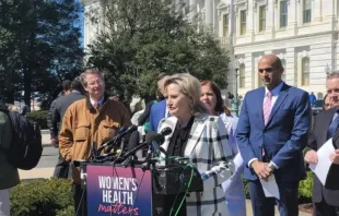 Legisladores e ativistas pró-vida pedem volta de restrições a pílulas abortivas à Suprema Corte dos EUA em entrevista coletiva ontem (21) no Capitólio, em Washington D.C..