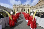 Procissão do Domingo de Ramos hoje (24) no Vaticano.