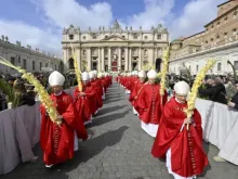 Procissão do Domingo de Ramos hoje (24) no Vaticano.