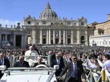 Papa Francisco hoje (24) na praça de São Pedro, no Vaticano.