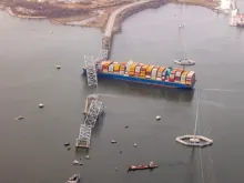 Navio cargueiro Dali depois de atingir e causar o colapso da ponte Francis Scott Key ontem (26) em Baltimore, nos EUA.