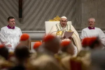 Papa Francisco em Vigília Pascal hoje (30) no Vaticano.