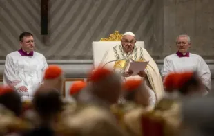 Papa Francisco em Vigília Pascal hoje (30) no Vaticano.