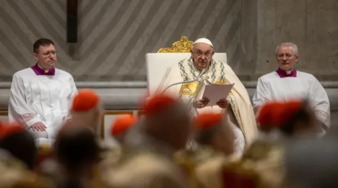 Papa Francisco em Vigília Pascal hoje (30) no Vaticano. ?? 