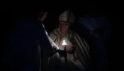 "Jesus é a nossa Páscoa. Aquele que nos faz passar das trevas para a luz", diz o papa na Vigília Pascal.