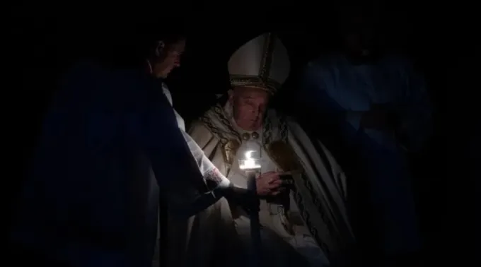Papa Francisco celebra Vigília Pascal no Vaticano ?? 