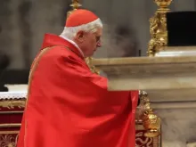 O cardeal Joseph Ratzinger celebra a missa especial "pro eligendo summo pontifice" (para eleger o Sumo Pontífice) na basílica de São Pedro, no Vaticano, em 18 de abril de 2005.
