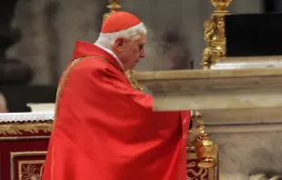 O cardeal Joseph Ratzinger celebra a missa especial "pro eligendo summo pontifice" (para eleger o Sumo Pontífice) na basílica de São Pedro, no Vaticano, em 18 de abril de 2005.