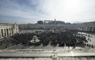 Multidão na praça de São Pedro, no Vaticano, para ouvir discurso do papa no Ângelus em 24 de janeiro de 2024