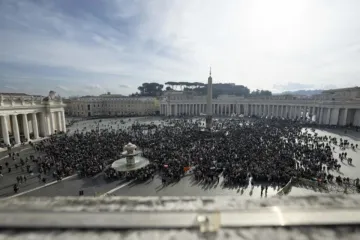 Multidão na praça de São Pedro