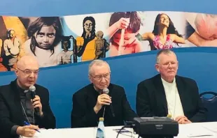 O bispo auxiliar de Brasília (DF), dom Denilson Geraldo, o secretário de Estado da Santa Sé, o cardeal Pietro Parolin, e o arcebispo de Porto Alegre (RS), dom Jaime Spengler, presidente da CNBB, em coletiva de imprensa hoje (10) na  61ª assembleia geral da CNBB em Aparecida (SP).