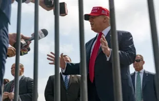 Ex-presidente dos EUA e candidato presidencial republicano Donald Trump fala à imprensa ao chegar ontem (10) no Aeroporto Internacional de Atlanta, nos EUA.