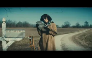 Maya Hawke como a escritora americana Flannery O'Connor no filme Wildcat.