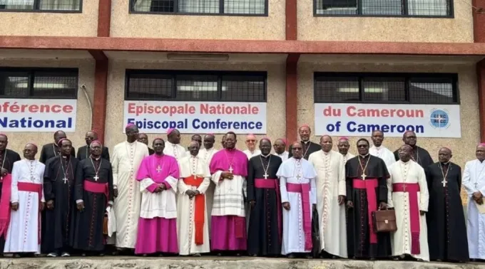 Cardeal Sarah com membros da Conferência Episcopal Nacional dos Camarões ?? 