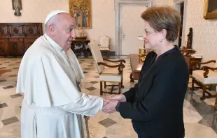 Papa Francisco recebe Dilma Rousseff em audiência privada hoje (27) no Vaticano.