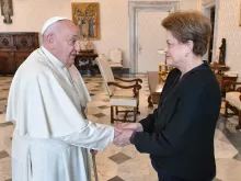 Papa Francisco recebe Dilma Rousseff em audiência privada hoje (27) no Vaticano.
