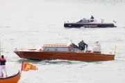 Papa Francisco em barco durante visita hoje (28) a Veneza, na Itália.
