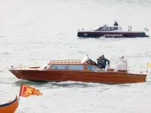 Papa Francisco em barco durante visita hoje (28) a Veneza, na Itália.