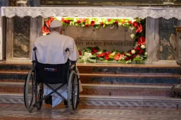 Papa Francisco reza em frente ao túmulo de são Marcos Evangelista