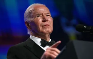 O presidente dos EUA, Joe Biden, fala durante jantar de correspondentes da Casa Branca em Washington D.C., nos EUA, no último sábado (27).