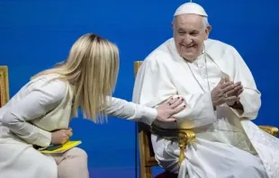 Papa Francisco com a primeira-ministra da Itália, Giorgia Meloni, na conferência dos "Estados Gerais da Natalidade" em Roma, na Itália, em 12 de maio de 2023.