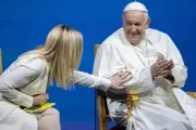 Papa Francisco com a primeira-ministra da Itália, Giorgia Meloni, na conferência dos "Estados Gerais da Natalidade" em Roma, na Itália, em 12 de maio de 2023.