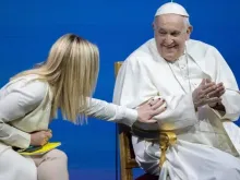 Papa Francisco com a primeira-ministra da Itália, Giorgia Meloni, na conferência dos "Estados Gerais da Natalidade" em Roma, na Itália, em 12 de maio de 2023.