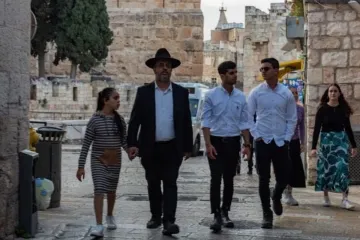 Família de judeus religiosos em Jerusalém