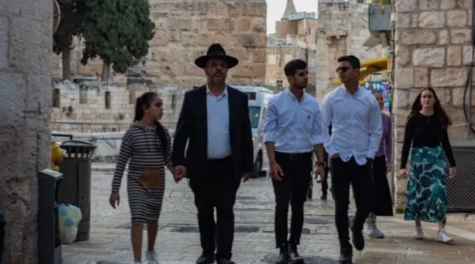 Família de judeus religiosos em Jerusalém ?? 
