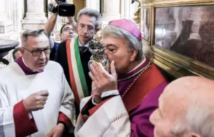 O arcebispo de Nápoles, dom Domenico Battaglia, beija o relicário contendo o sangue de são Januário no sábado (4).