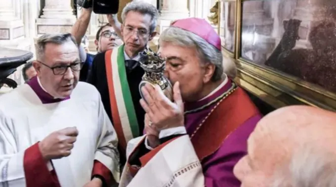 Arcebispo de Nápoles beija o relicário com o sangue de são Januário ?? 