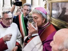 O arcebispo de Nápoles, dom Domenico Battaglia, beija o relicário contendo o sangue de são Januário no sábado (4).