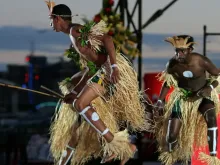 Dançarinos aborígenes fazem cerimônia de boas-vindas indígena na missa de abertura da JMJ Sydney 2008.