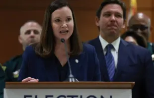 A procuradora-geral Ashley Moody, ao lado do governador da Flórida, Ron DeSantis, em coletiva de imprensa em 2022.