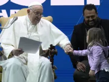O papa Francisco cumprimenta uma menina durante conferência hoje (10) em Roma, na Itália, sobre a situação das taxas de natalidade na Itália e no Ocidente em geral.
