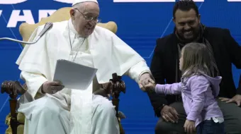 O papa Francisco cumprimenta uma menina durante conferência hoje (10) em Roma, na Itália, sobre a situação das taxas de natalidade na Itália e no Ocidente em geral.