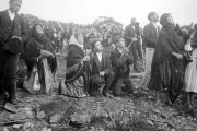 Multidão olha para o Milagre do Sol, ocorrido durante as aparições de Nossa Senhora de Fátima em 1917.