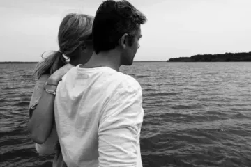 Casal em preto e branco