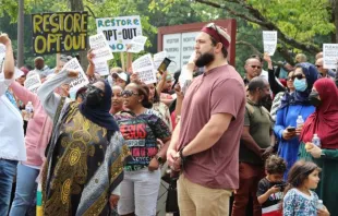 Pais e defensores da liberdade religiosa protestam contra política do sistema de ensino de estado de Maryland, nos EUA, que nega direito de pais tirarem filhos de aulas sobre ideologia de gênero, em 6 de junho de 2023.