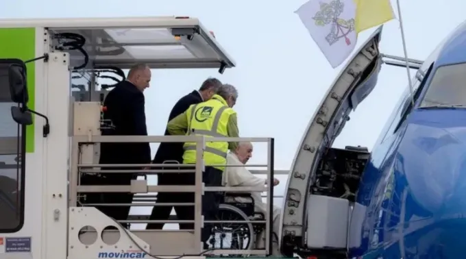 Papa embarca em avião ?? 