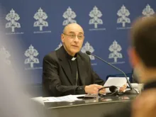O prefeito do dicastério para a Doutrina da Fé, cardeal Víctor Manuel Fernández, em entrevista coletiva na última sexta-feira (17) no Vaticano.
