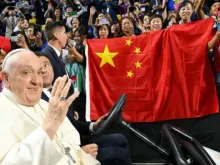 Papa Francisco e fiéis chineses na Mongólia.