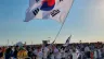 Peregrinos da Coreia do Sul agitam bandeira do país em missa de encerramento da JMJ Lisboa 2023 em 6 de agosto de 2023.