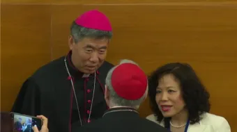 O bispo de Xangai, Shen Bin, fala com o cardeal Pietro Parolin, secretário de estado da Santa Sé em  conferência ontem (22) em Roma.