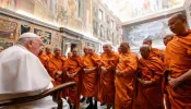 Papa Francisco pede a monges budistas diálogo para “curar a humanidade”